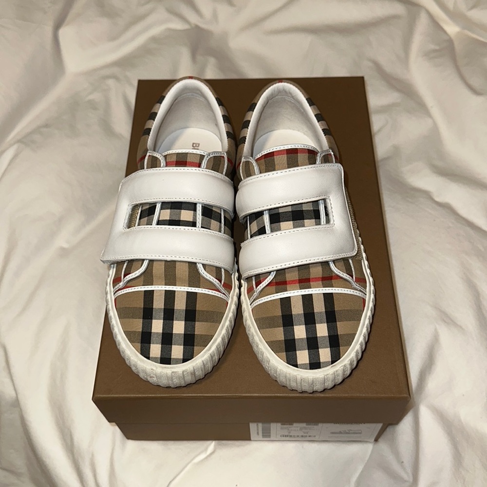Burberry kids sneakers unisex size 34 ,UK 2 Sneaker with single strap